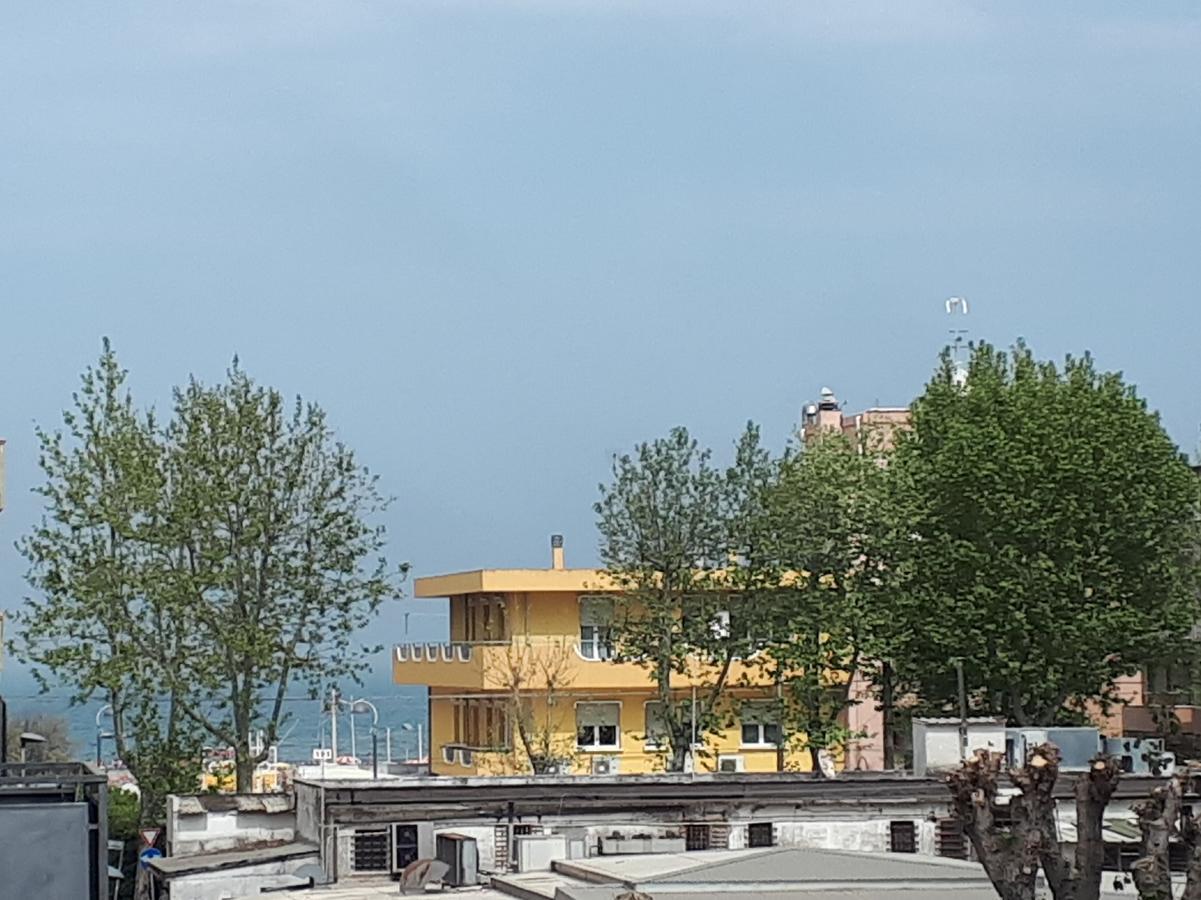 Residence Desiree Римини Экстерьер фото